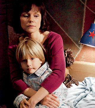 Лидия (Марина ЗУДИНА) сына Ваню (Таис МАЛИКОВ) любила больше жизни