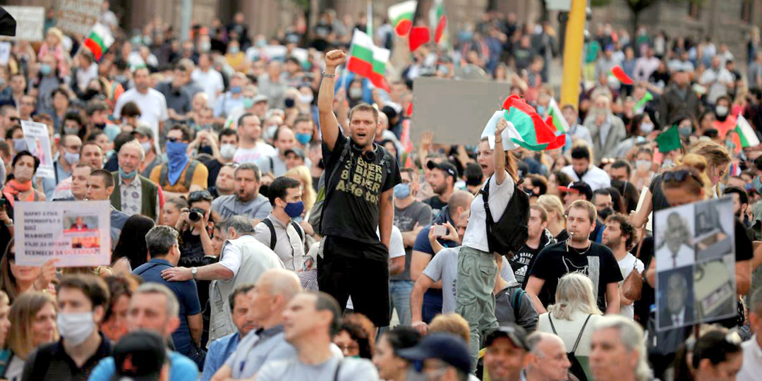 Демонстранты бунтуют против опостылевшей прозападной власти Демонстранты бунтуют против опостылевшей прозападной власти
